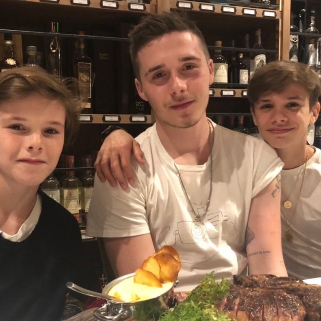 “Love my boys so much,” tulis Victoria Beckham di Instagram pada foto yang menampilkan tiga jagoannya. Kasih ibu memang tiada duanya. Foto: Dok. Getty Images, Instagram Victoria Beckham