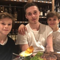 “Love my boys so much,” tulis Victoria Beckham di Instagram pada foto yang menampilkan tiga jagoannya. Kasih ibu memang tiada duanya. Foto: Dok. Getty Images, Instagram Victoria Beckham