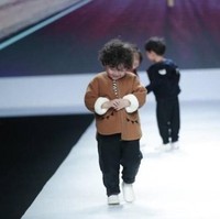 Model cilik yang masih berusia empat tahun ini punya cara terbaik bagaimana mengubah sebuah kesalahan jadi pertunjukan fashion yang menggemaskan. Foto: Dok. Shanghaiist