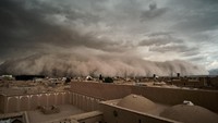 Badai pasir dahsyat terjadi di Kota Yazd, Iran, pada Senin (16/4/2018) lalu. Didorong oleh angin kencang, badai pasir bisa terdorong ribuan kaki ke udara. Ribuan orang disebutkan kehilangan aliran listrik akibat kejadian ini. (Foto: Dok. Matthias Schmidt via REUTERS)