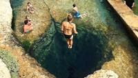 Lubang mematikan tersebut berada di kolam alami bernama Jacobs Well. Lubang ini berada di Wimberley yang ada di negara bagian Texas. (always_be_blooming/Instagram)