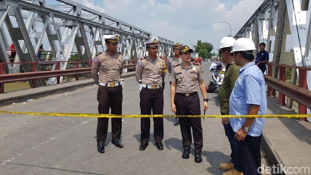 Kapolres Bojonegoro di Jembatan Babat yang ambrol