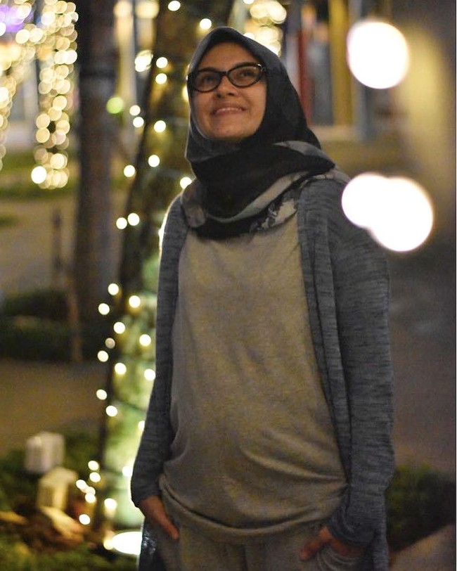 T-shirt dipadukan dengan cardigan sepertinya jadi favorit Zeezee Shahab sehari-hari. Memakai kaos dan training dipadukan dengan cardigan dan hijab motif seperti Zeezee tak hanya nyaman dipakai tapi juga terlihat sporty. Foto: instagram/zeezeeshahab