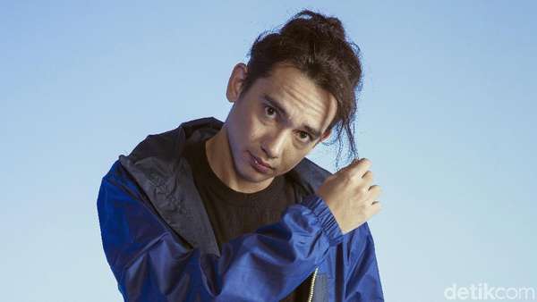Tengok! Gaya Sporty dan Cuek Adipati Dolken Tengok! Gaya Sporty dan Cuek Adipati Dolken