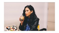 Sluuurrp! Segelas kopi jadi teman santai Dinda kali ini. Seruput, biar ga mengkerut, tulis Dinda pada captionsnya. Foto: instagram @dindakanya
