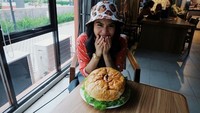 Diet? What diet?, tulisnya. Iya, apa tuh yang namanya diet? Selama masih lapar dan kepingin makan, ngapain harus milih nggak makan. Iya nggak? Foto: Instagram @sherylsheinafia