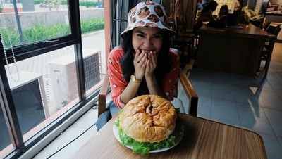 Ini Bukti Kalau Si Cantik Sheryl Sheinafia Doyan Makan Es Krim!