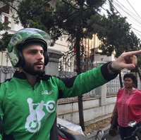 Inilah sosok ojek bule yang viral di media sosial. Rupanya pria bule memakai jaket ojek online ini sudah cukup populer di media sosial. Dia memiliki akun Instagram bernama @ojekbule yang followersnya kini sudah lebih dari 53 ribu. Foto: Dok. Instagram OjekBule