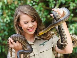 Potret Si Cantik Putri Steve Irwin Gaul dengan Hewan Liar