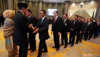 Direksi perbankan nasional baik swasta maupun BUMN juga hadir dalam acara sumpah jabatan ini.