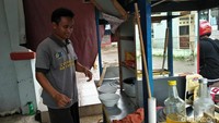 Ihsan lalu bercerita awal mula nama Kentut. Dia tak nyaman dengan nama itu sejak duduk di bangku SD. Dia menjadi bahan tertawaan teman-temannya karena nama yang tak lazim.