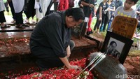 Deretan aktor dan aktris turut mengantar Deddy Sutomo ke peristirahatan terakhir di antaranya Prisia Nasution hingga Rey Sahetapy. (Palevi S/detikHOT)