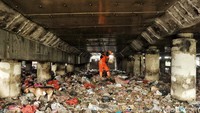 Pasukan Oranye membersihkan sampah yang menumpuk di kolong tol, Rabu (18/4/2018).