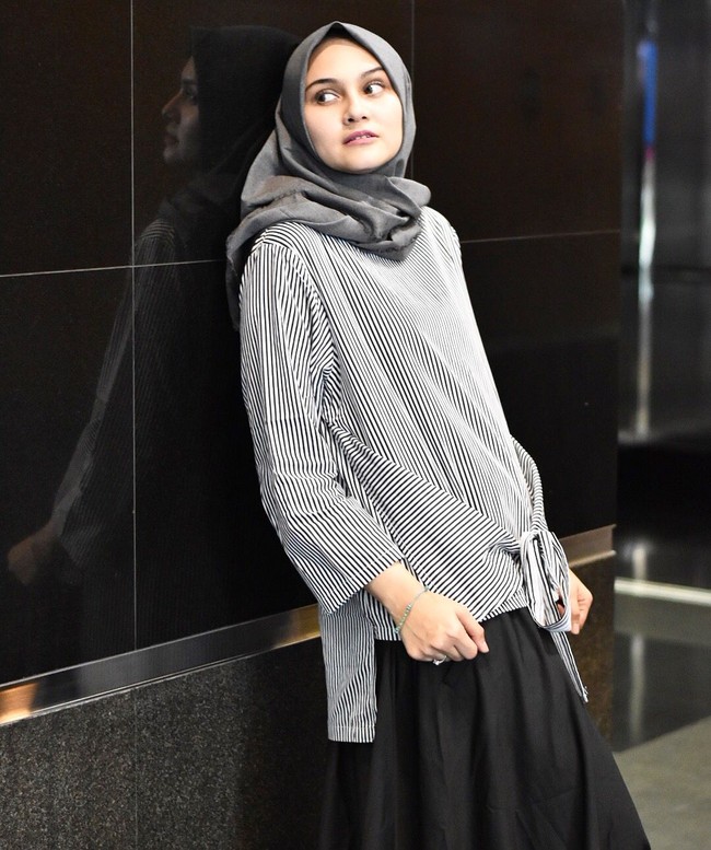 Zeezee Shahab sedang menanti kelahiran putra keduanya. Aktris cantik itu tampak selalu tampil simple selama hamil agar tetap nyaman dan bisa bebas bergerak. Foto: instagram/zeezeeshahab