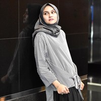 Zeezee Shahab sedang menanti kelahiran putra keduanya. Aktris cantik itu tampak selalu tampil simple selama hamil agar tetap nyaman dan bisa bebas bergerak. Foto: instagram/zeezeeshahab