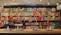 Tidak hanya menawarkan ratusan sereal. Kafe ini juga memiliki beragam topping susu, sirup, buah, kue, hingga permen cokelat sebagai topping tambahan. Foto: Cereal Hunters Cafe
