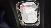 Situasi mengerikan terjadi saat pesawat rute New York-Dallas ini berada di ketinggian sekitar 30 ribu kaki. Shults mampu mengendalikan pesawat dengan baik, saat hanya satu mesin yang berfungsi dan ada lubang di bagian lambung pesawat. Tampak dalam foto ini salah satu jendela pesawat yang pecah. Foto: Facebook/Marty Martinez