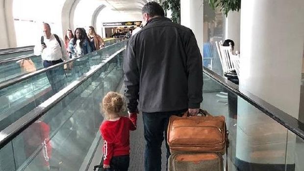 Todd bahkan sampa menuntun Caroline