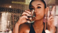 Rayakan ulang tahun, Agnes tampil cantik dan elegan dalam balutan gaun hitam sederhana dalam acara makan malam bersama keluarga dan sahabat terdekatnya. Foto: Instagram @agnezmo