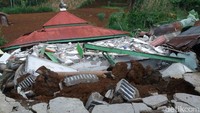 Penampakan rumah ibadah yang runtuh akibat gempa (Foto: Uje Hartono/detikcom)