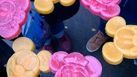 Bagi yang sudah pernah menyambangi Disneyland, pasti pernah mencicip es krim yang satu ini. Ya! Es krim stik bentuk Mickey Mouse dan Minnie Mouse yang menggemaskan! Foto: Istimewa