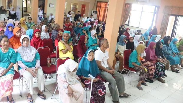 Para lansia sangat membutuhkan e-KTP untuk kebutuhan administrasi