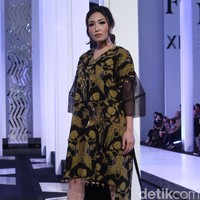 Sementara itu Ayu Dewi tak kalah anggunnya dengan gaun batik yang dihiasi juntaian detail beading di bagian rok dan lengan. (Foto: Muhammad Abduh/Wolipop)