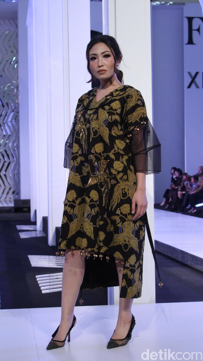 Sementara itu Ayu Dewi tak kalah anggunnya dengan gaun batik yang dihiasi juntaian detail beading di bagian rok dan lengan. (Foto: Muhammad Abduh/Wolipop)