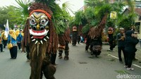 Topeng dimainkan seseorang berpakaian injuk. Berat satu topeng bebegig mencapai 60 kilogram untuk orang dewasa. Sementara yang biasa digunakan untuk anak-anak usia 15 tahun beratnya 30 kilogram. (Foto: Dadang Hermansyah/detikcom).