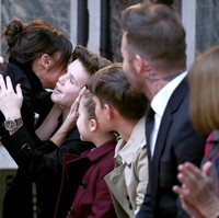 Kekompakan keluarga ini juga terlihat di fashion show Victoria. Sudah menjadi agenda wajib bagi David dan anak-anaknya hadir untuk mendukung Victoria di hajatan terpenting dalam kariernya. Foto: Dok. Getty Images, Instagram Victoria Beckham