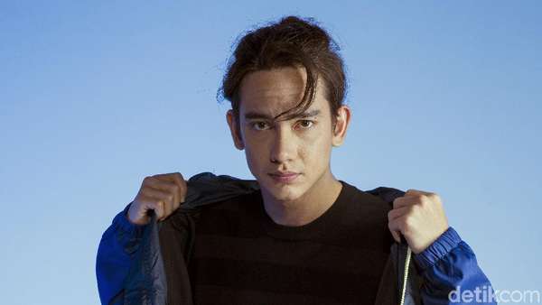 Tengok! Gaya Sporty dan Cuek Adipati Dolken Tengok! Gaya Sporty dan Cuek Adipati Dolken