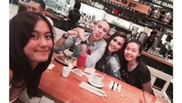 Memasang senyuman manisnya, penyanyi berusia 31 tahun ini masih sering lho makan bareng dengan teman dan keluarganya meski jadwalnya sangat sibuk. Foto: Instagram @agnezmo
