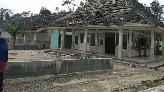 Penampakan genteng bangunan rontok