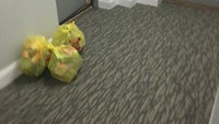 Tetangga yang malas bawa sampah ke ruang khusus pembuangan sampah, disimpan di depan pintu saja sampai ada yang protes. Foto: Brightside