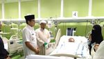 Momen Sandiaga Jenguk Ojol yang Ditabrak Model Tiara