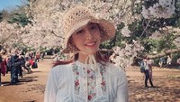 Terlepas dari kesibukannya, Im Hyun Ju juga sempat memposting foto liburan di akun Instagramnya. Ini saat ia meikmati bunga sakura yang mekar di Korea Selatan (anna_hyunju/Instagram)