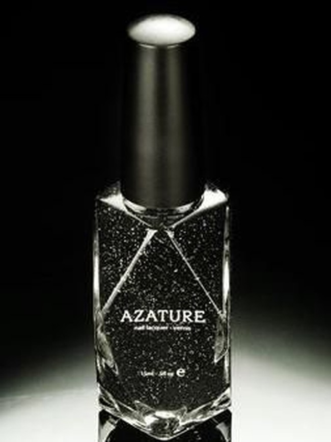 Cat kuku dari Azature ini mengandung bubuk berlian hitam di dalam formulanya. Azature Black Diamond Nail Polish tidak hanya membuat kuku jadi cantik, tapi juga berharga mahal. Satu botol cat kuku dihargai USD 250.000 atau sekitar Rp 3,4 miliar. Foto: Dok. E Beauty Labs