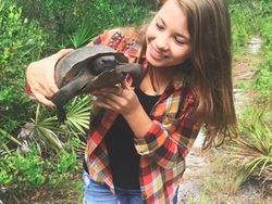 Potret Si Cantik Putri Steve Irwin Gaul dengan Hewan Liar