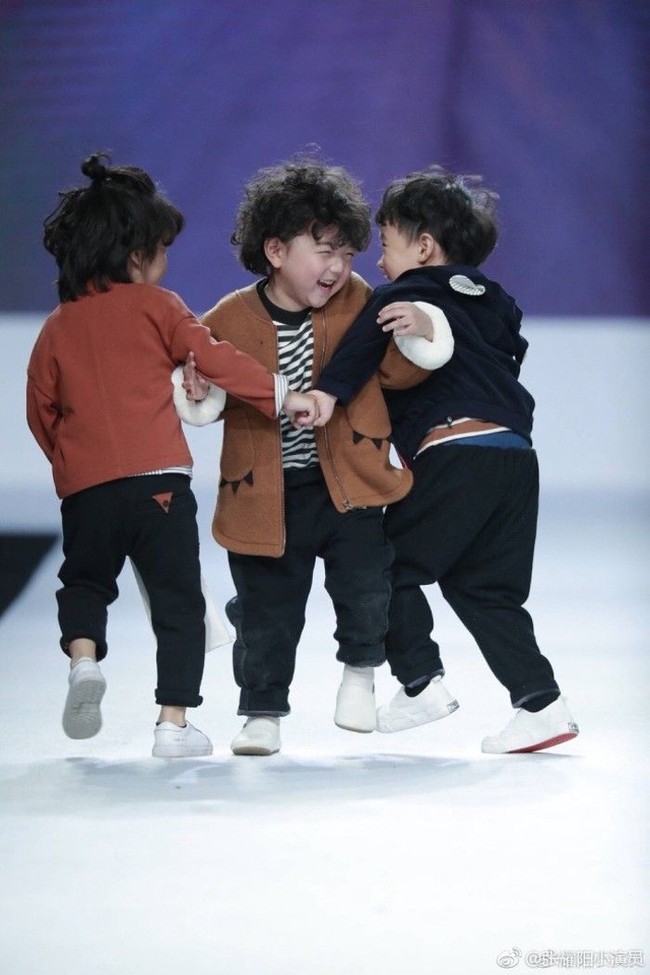 Kedua model cilik itu berjalan untuk kembali ke belakang panggung, tapi salah jalan sehingga mem-block laju Zhang yang mendapat giliran ke depan panggung. Foto: Dok. Shanghaiist