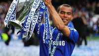 Di tahun 2014, Ashley Cole pemain asal Inggris ini memutuskan untuk berhenti merokok, bahkan mengajak Jack Wilshere yang juga merupakan pesepak bola dari Inggris untuk stop merokok. Tapi baru-baru ini, fotonya tengah merokok kembali muncul. Foto: Shaun Botterill/Getty Images