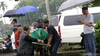 Rintik hujan pun seolah menjadi pelepasan akhir bintang film Mencari Hilal. Pool/Palevi S/detikFoto.