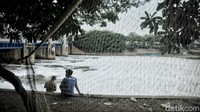 Anies juga berjanji akan mengkaji penggunaan limbah detergen di lingkungan masyarakat yang perairannya menyambung ke pintu air agar tidak menghasilkan busa yang banyak lagi.