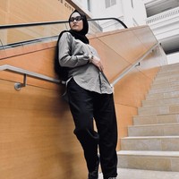 tasan favoritnya tak jauh-jauh dari blouse atau kemeja berbahan katun. Biasanya ia padukan dengan celana lurus atau pensil dengan potongan yang longgar juga. Foto: instagram/zeezeeshahab
