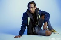 Adipati Dolken saat pemotretan Celeb of The Month 