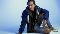 Dari Celebe of the Month detikHOT hari ini, ada Adipati Dolken yang bergaya sporty di salah satu sesi pemotretan. (Foto: Asep Syaifullah)