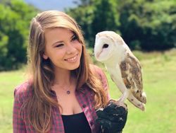 Potret Si Cantik Putri Steve Irwin Gaul dengan Hewan Liar