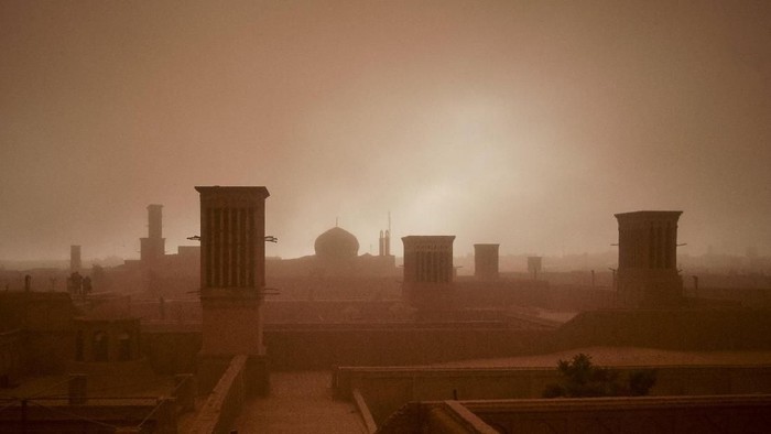 A sandstorm approaches in Yazd, Iran April 16, 2018 in this image obtained from social media. Picture taken April 16, 2018. Matthias Schmidt via REUTERS ATTENTION EDITORS - THIS IMAGE WAS PROVIDED BY A THIRD PARTY. NO RESALES. NO ARCHIVES. MANDATORY CREDIT: MATTHIAS SCHMIDT     TPX IMAGES OF THE DAY