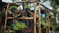 Taman tersebut dibuat swadaya oleh warga sekitar.
