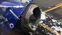 Begini penampakan mesin pesawat Southwest Airlines yang meledak di udara. Foto diambil usai pesawat mendarat darurat di Philadelphia. Bagian penutup mesin pesawat terlepas dan salah satu bilah baling-balingnya hilang. Foto: Twitter/Joe Marcus