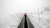 Setelah meluncur dari atas bukit, untuk bisa balik lagi ke atas traveler bisa memakai semacam ski ekskalator. Naiknya dengan memakai ski pass. (Wahyu/detikTravel)